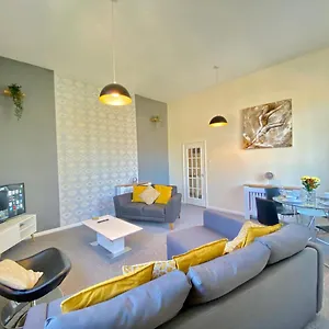 https://4-single-beds-or-2-doubles-free-parking-smart-tvs-city.tophotelsbath.com