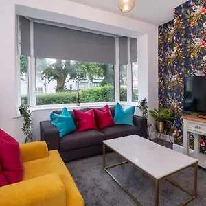 Holiday home Stylish Hot Tub House With Free Parking!, York